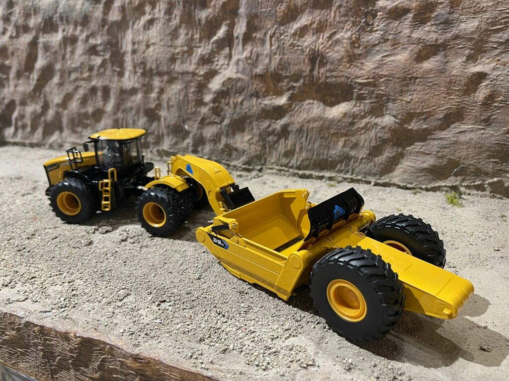 MTS Zugmaschine 3630W mit Scraper 33-38XL Modell von Bymo 1:50