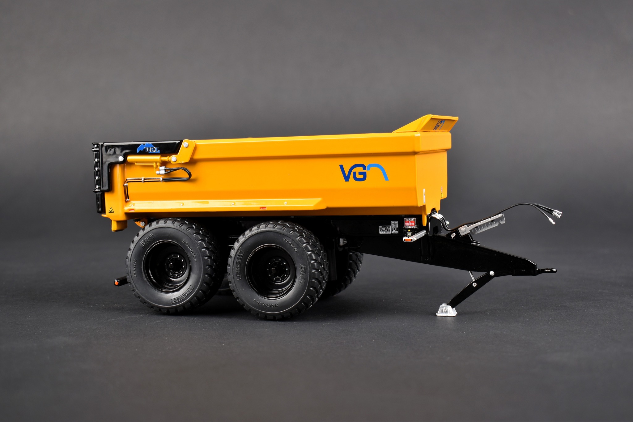 VGM Rocky 24 Yellow Black Lim. Edt. Modell von AT Collections 1:32