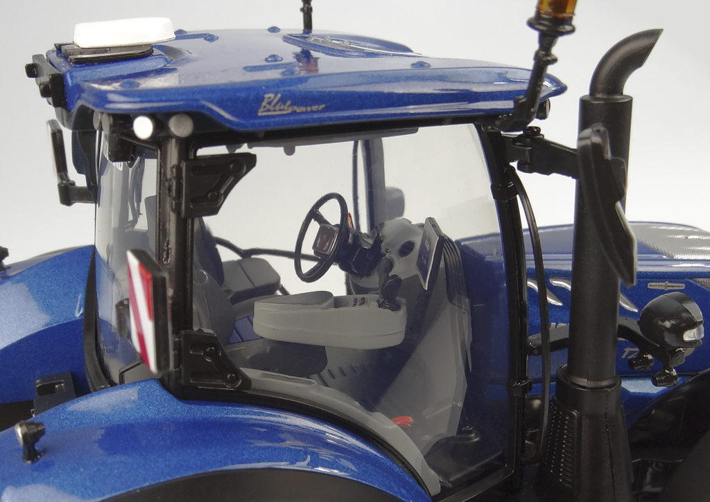 New Holland T7.300 Blue Power Modell von Universal Hobbies 1:32