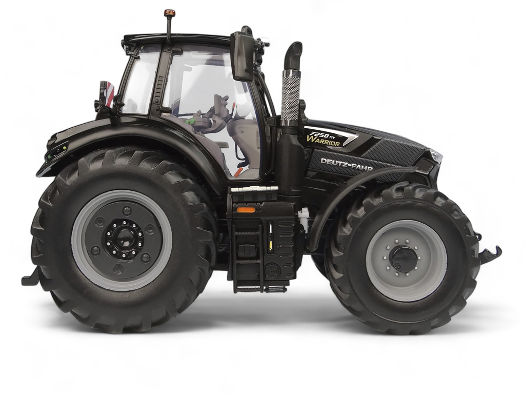 Deutz-Fahr 7250 TTV Warrior Gloss Black Edt. Modell von Universal Hobbies 1:32