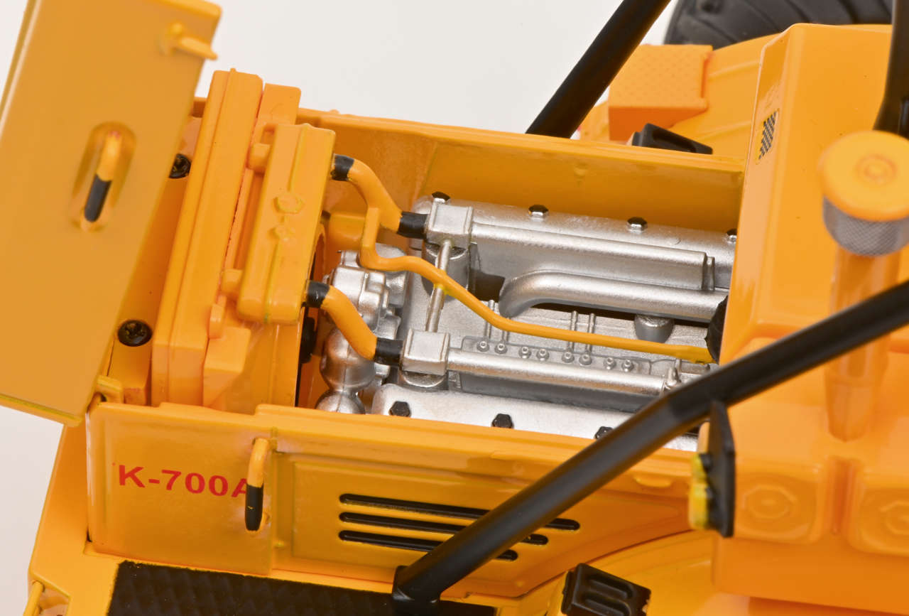 Kirovets K700 A mit Zwillingsbereifung Modell von Schuco 1:32