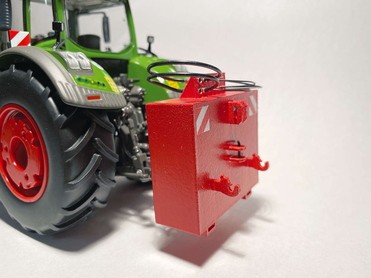 Heckgewicht mit Unterlenker und Hydraulikanschlüssen rot Modell von TrecKerle 1:32