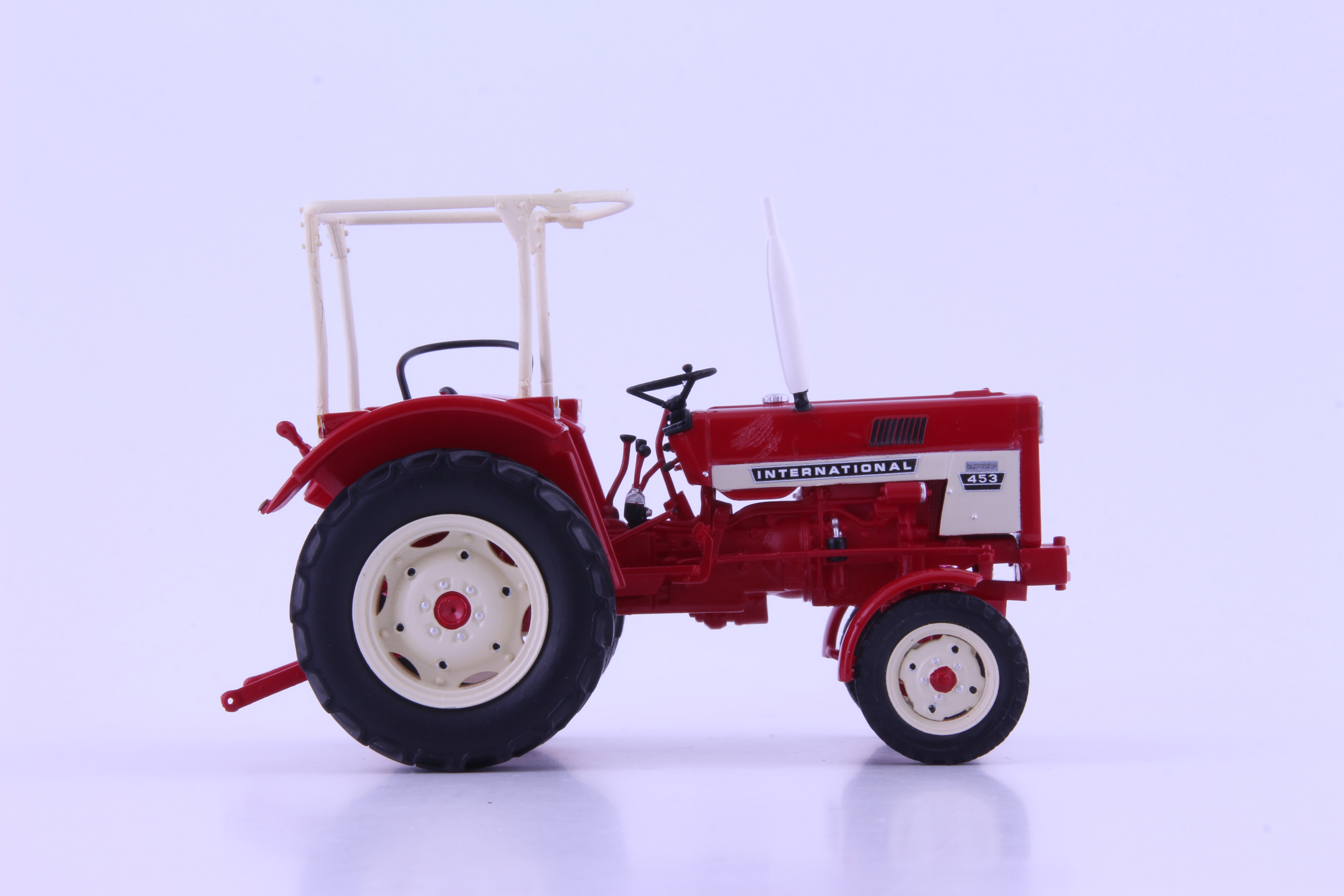 IHC 453 2WD mit Überrollbügel 1st Edition Modell von agrarfox models 1:32