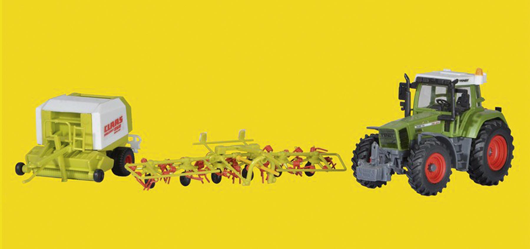 Fendt Traktor mit Anbaugeräten Claas Presse u. Kreiselheuer (Bausatz) Modell von kibri 1:87