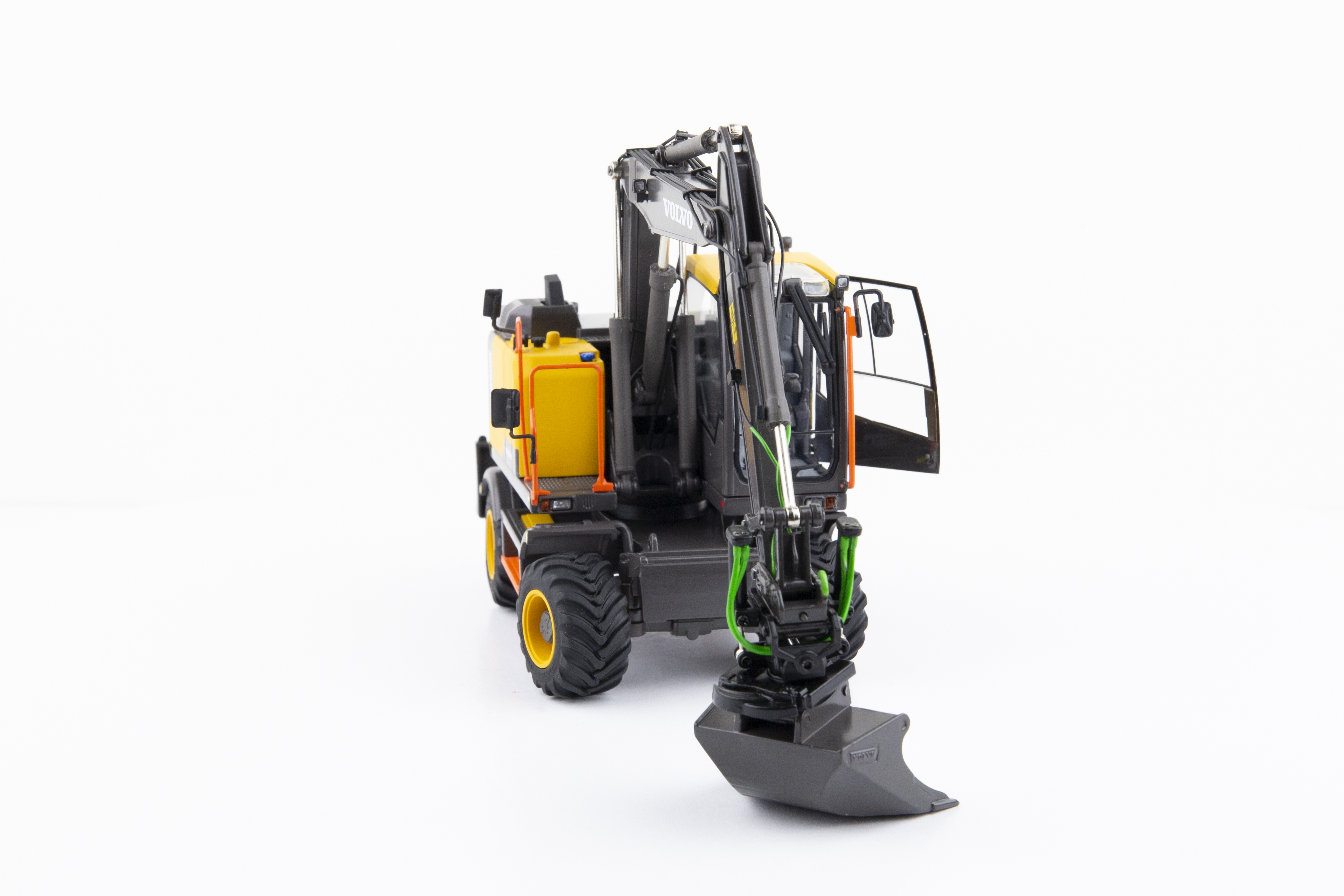 Volvo EWR150E Mobilbagger Nokian Reifen Modell von AT Collections 1:32