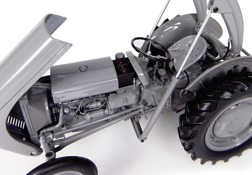 Ferguson TEA-20 mit Frontlader (1947) Modell von Universal Hobbies 1:16