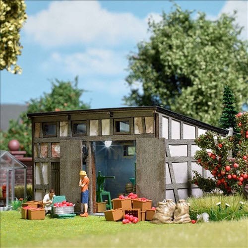 Verwittertes Nebengebäude Modell von Busch 1:87