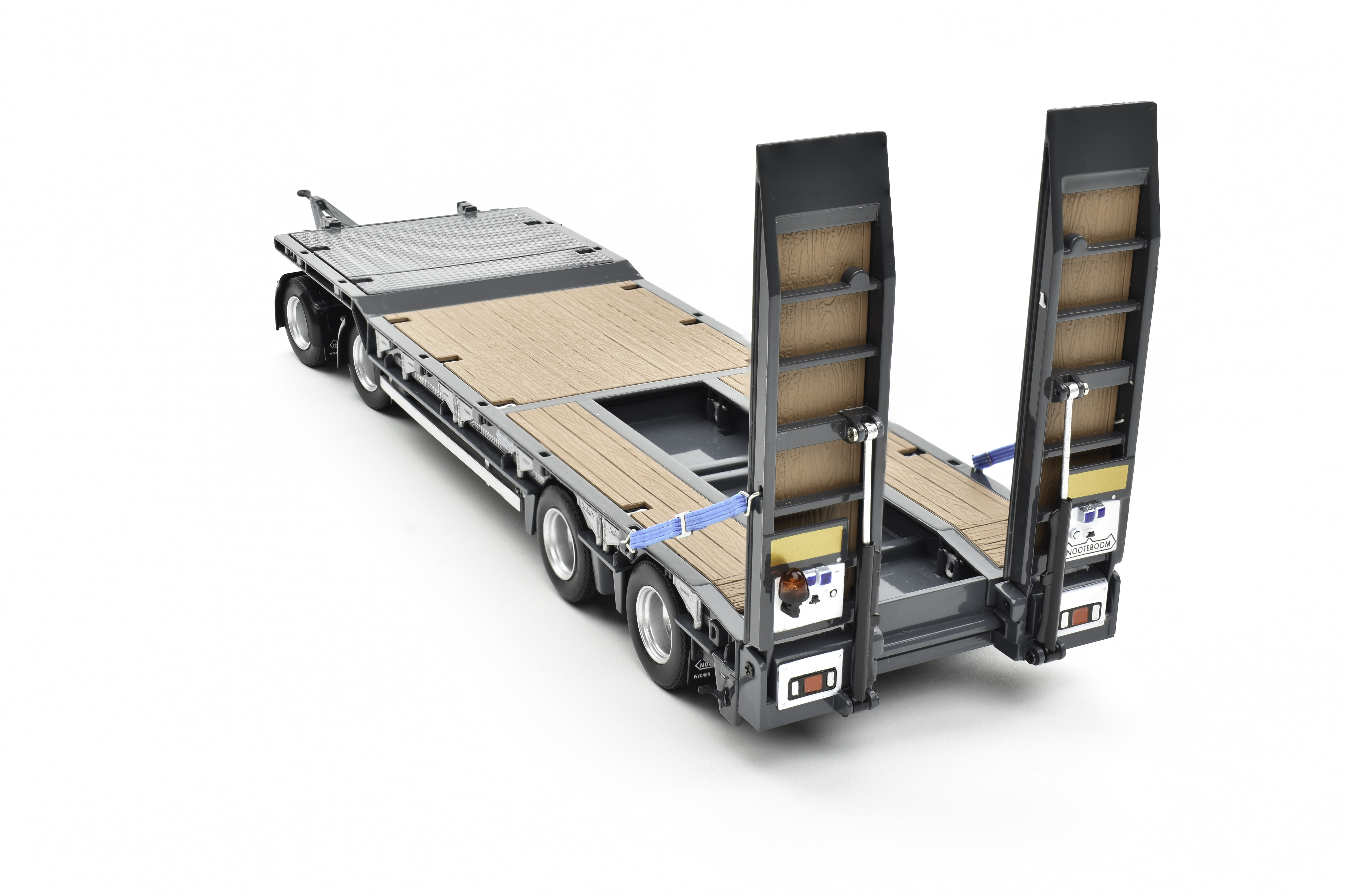 Nooteboom ASDV-40-22 Vierachsdeichseltieflader grau mit Rampen Modell von AT Collections 1:32