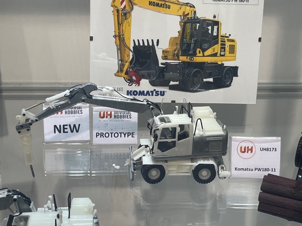 Komatsu PW180-11 Mobilbagger Modell von Universal Hobbies 1:50