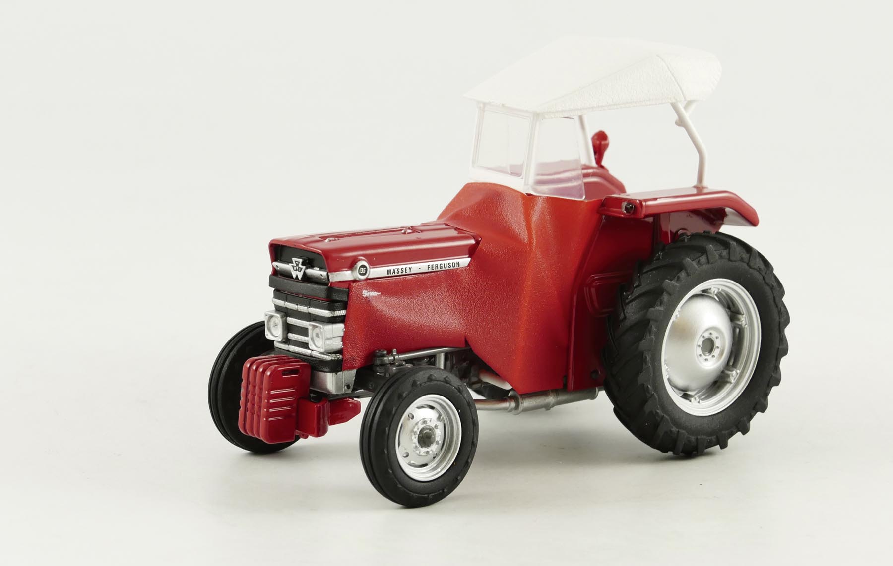 Massey Ferguson 135 mit weiß-rotem Sirocco Verdeck Modell von Universal Hobbies 1:32