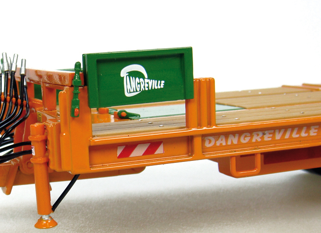 Dangreville PE 32 Tiefladeanhänger Modell von Universal Hobbies 1:32