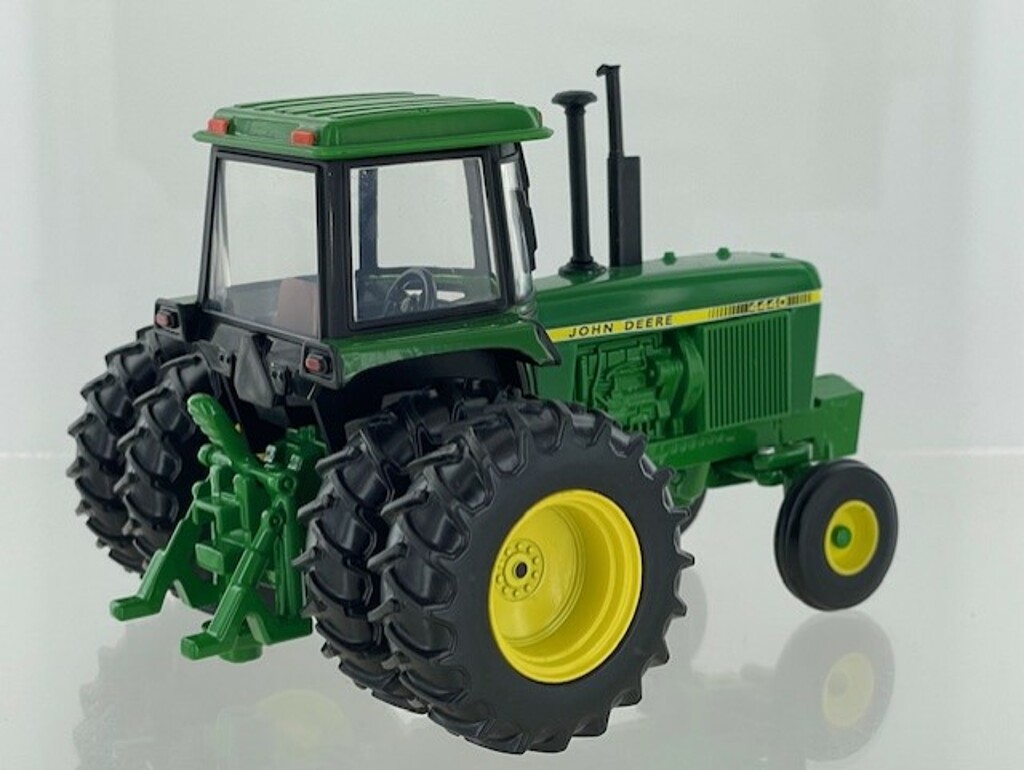John Deere 4440 2WD mit Zwillingsbereifung Limited Edition Modell von Britains 1:32