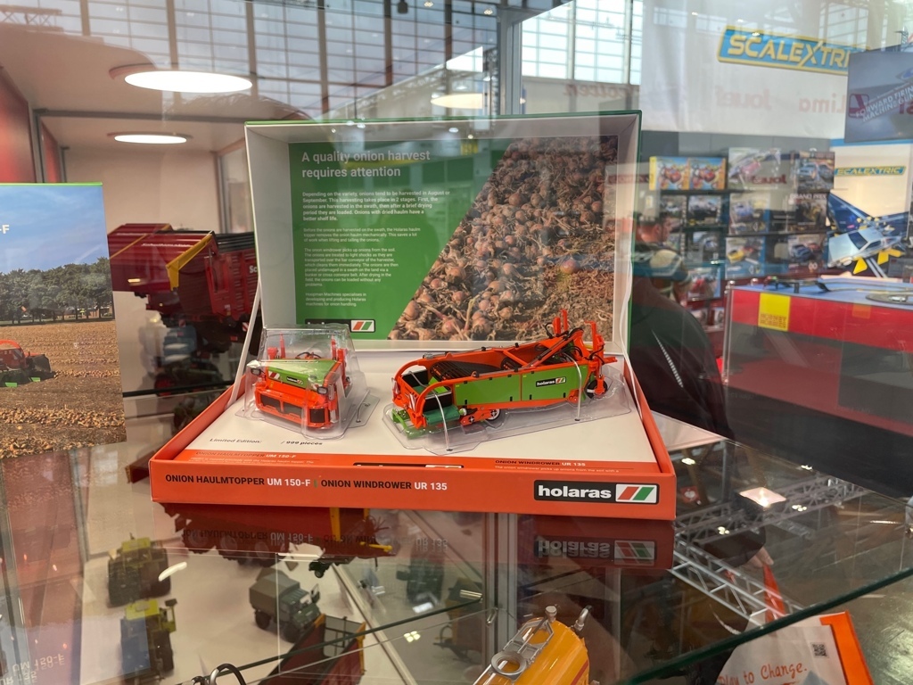 Holaras UM 150-F und UR 135 Set Limited Edition Modell von Universal Hobbies 1:32