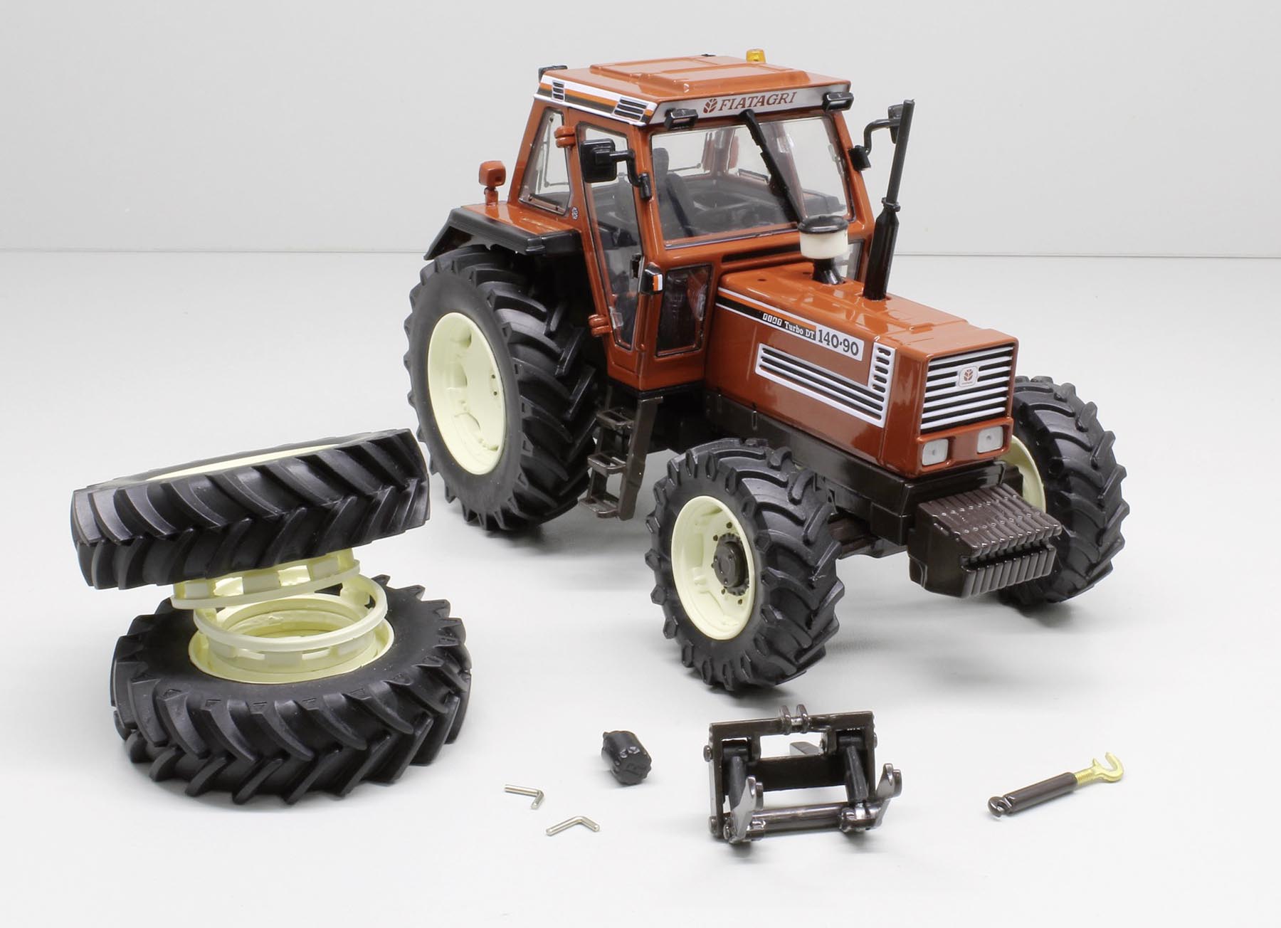 Fiat 140 90 DT mit Zwillingsbereifung Modell von Replicagri 1:32