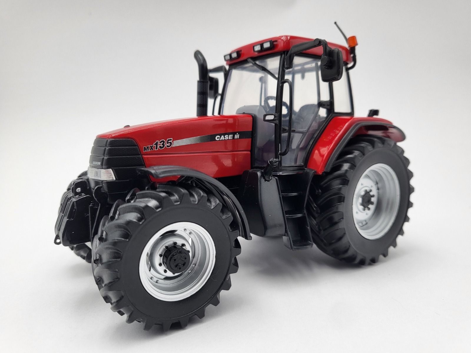 Case IH MX 135 Logo gebogen Lim. Edt. Modell von Universal Hobbies 1:32