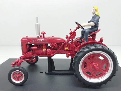 Farmall C mit Fahrerin Special Edition Modell von Replicagri 1:32