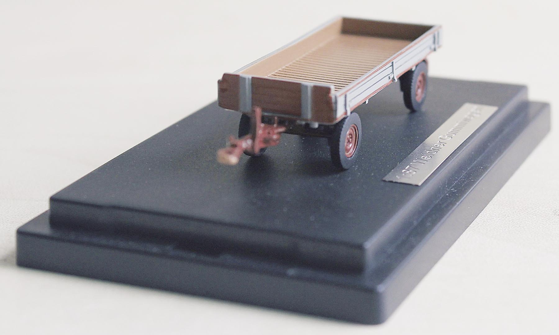 Weidner Gummiwagen grau-braun Modell von NPE Modellbau 1:87