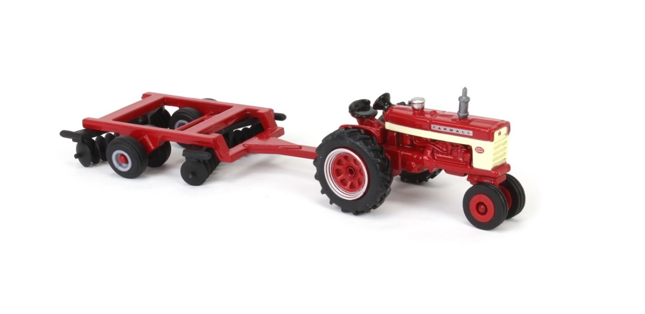 Farmall 460 mit Scheibenegge Modell von Ertl 1:64