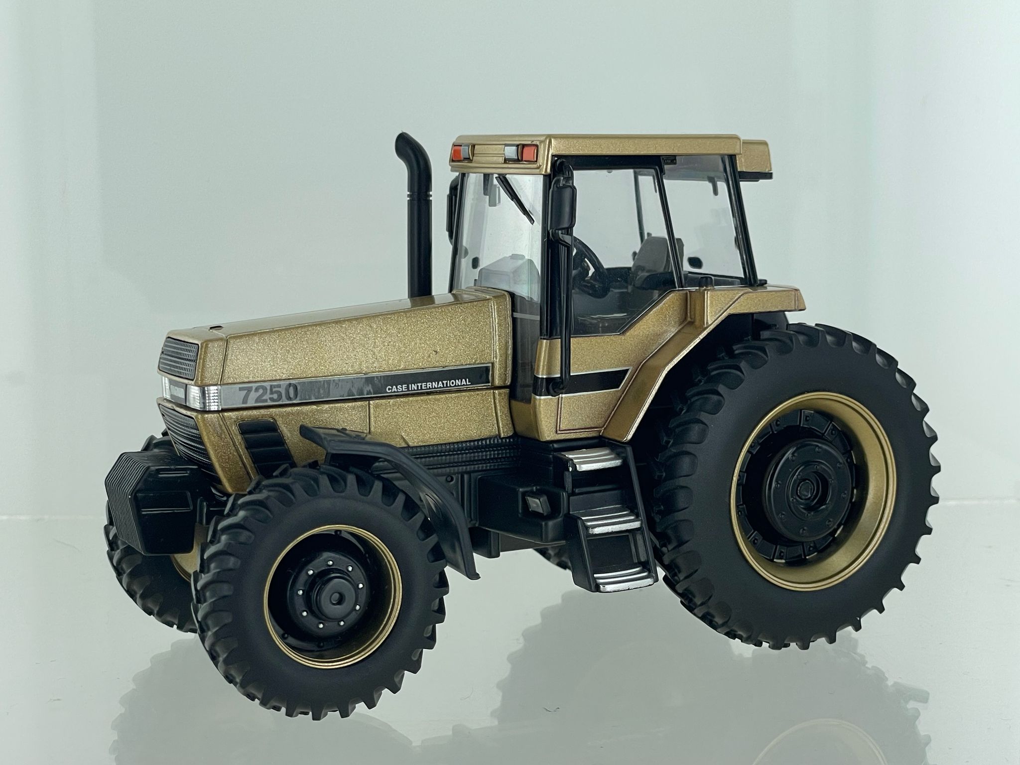 Case IH Magnum 7250 Gold Lim. Edt.  Modell von Britains 1:32