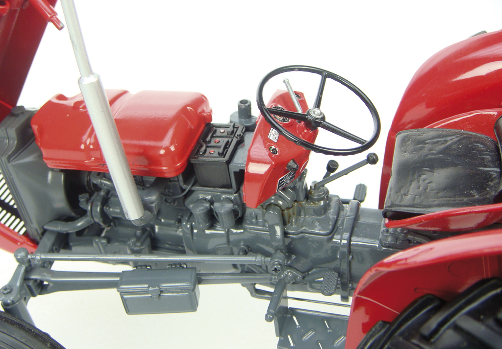 Massey Ferguson 35X Modell von Universal Hobbies 1:16