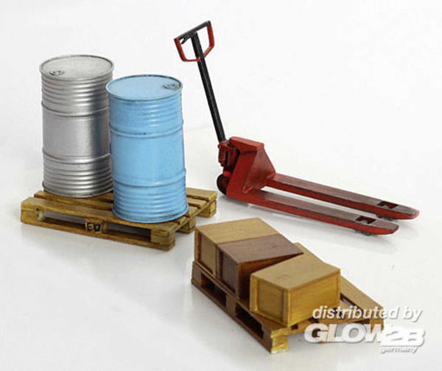 Hubwagen mit Paletten und Ölfässern Modell von Plus Model 1:35