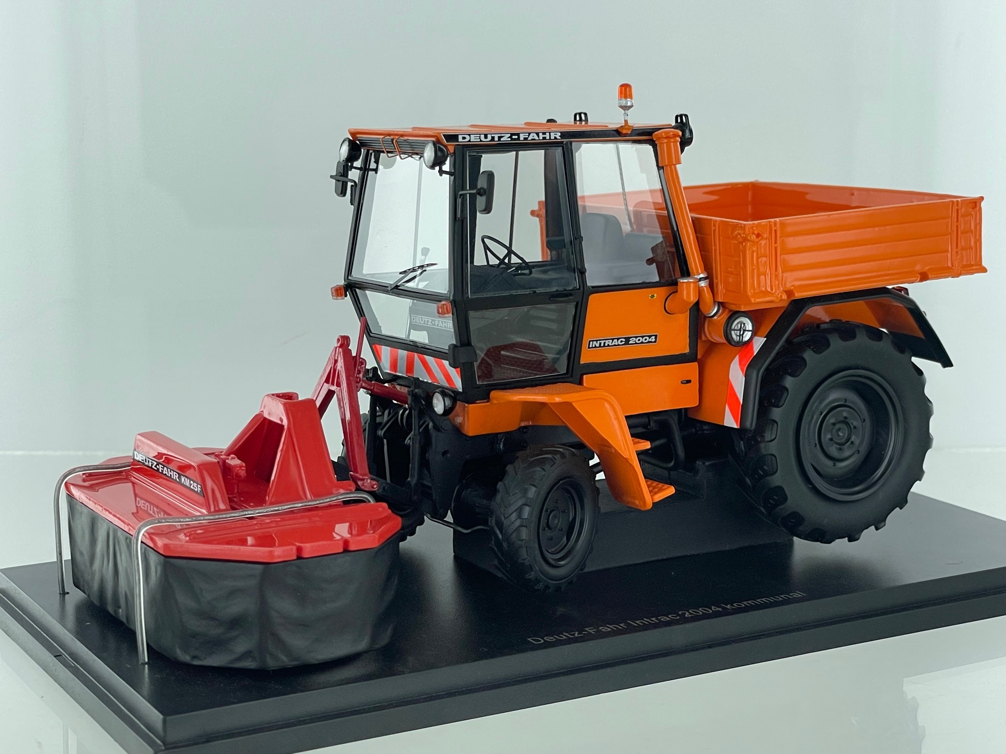 Deutz-Fahr Intrac 2004 Kommunal mit Deutz-Fahr KM 25 F Mähwerk rot Modell von AutoCult 1:32