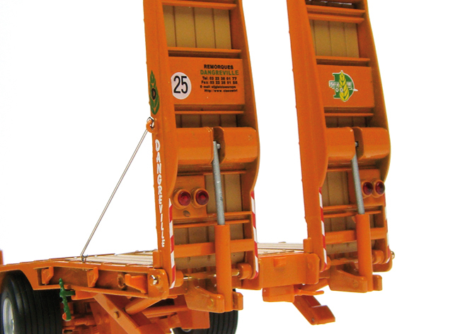 Dangreville PE 32 Tiefladeanhänger Modell von Universal Hobbies 1:32