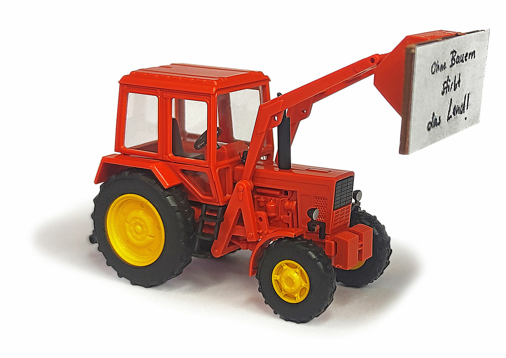 Belarus MTS-82 Bauernprotest Frontlader mit Schaufel Traktor-1