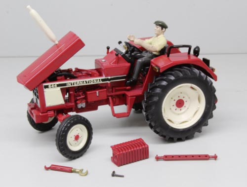 IHC 644 mit Fahrer und Frontgewicht Modell von Replicagri 1:32
