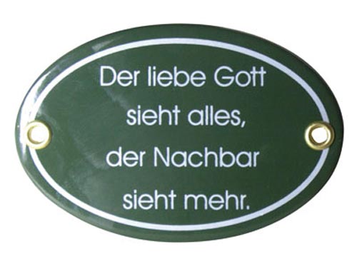 „Der liebe Gott sieht alles, der Nachbar sieht mehr“, Emailliertes Schild 12,50 x 4 cm