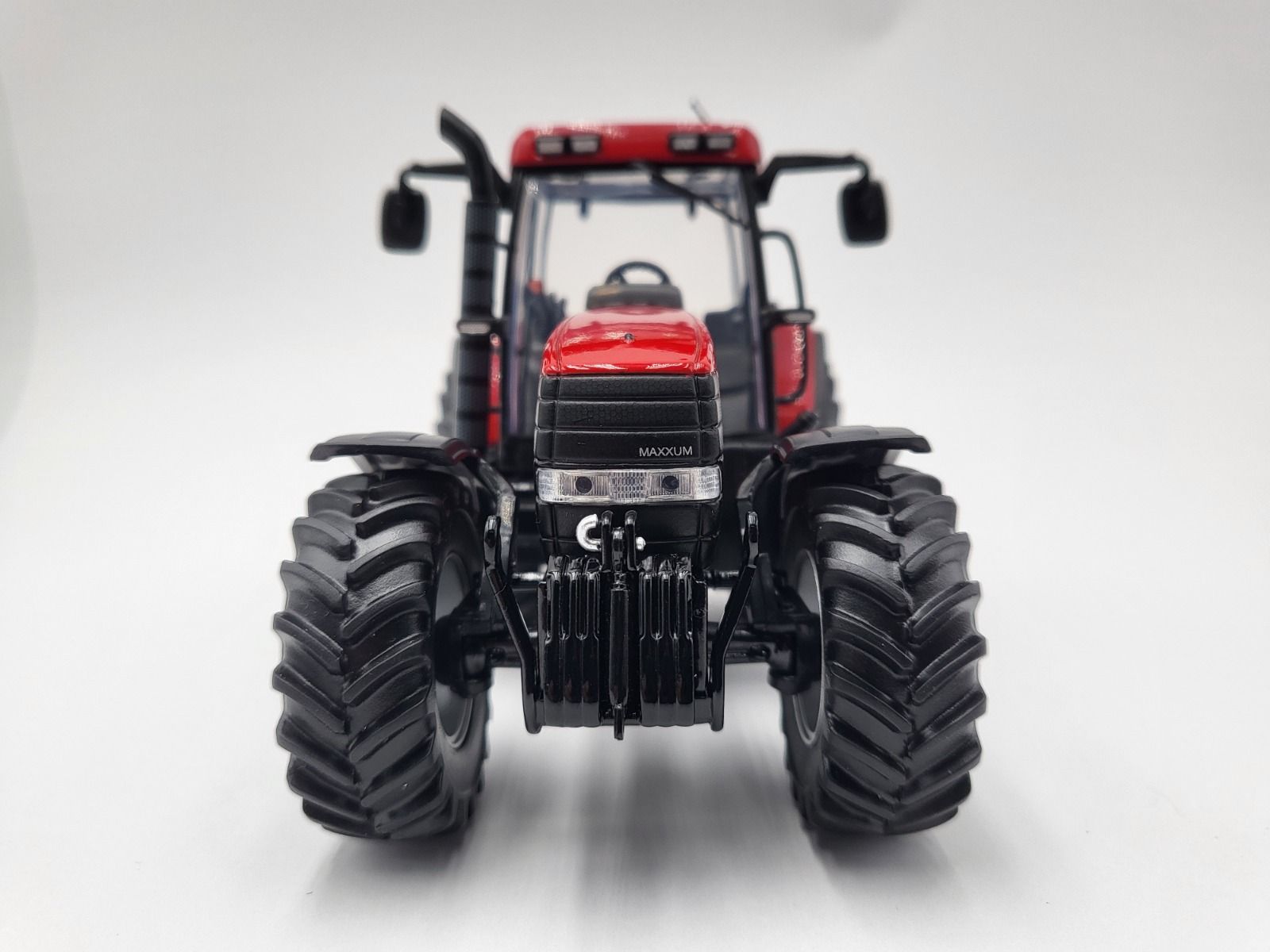 Case IH MX 135 Logo gebogen Lim. Edt. Modell von Universal Hobbies 1:32