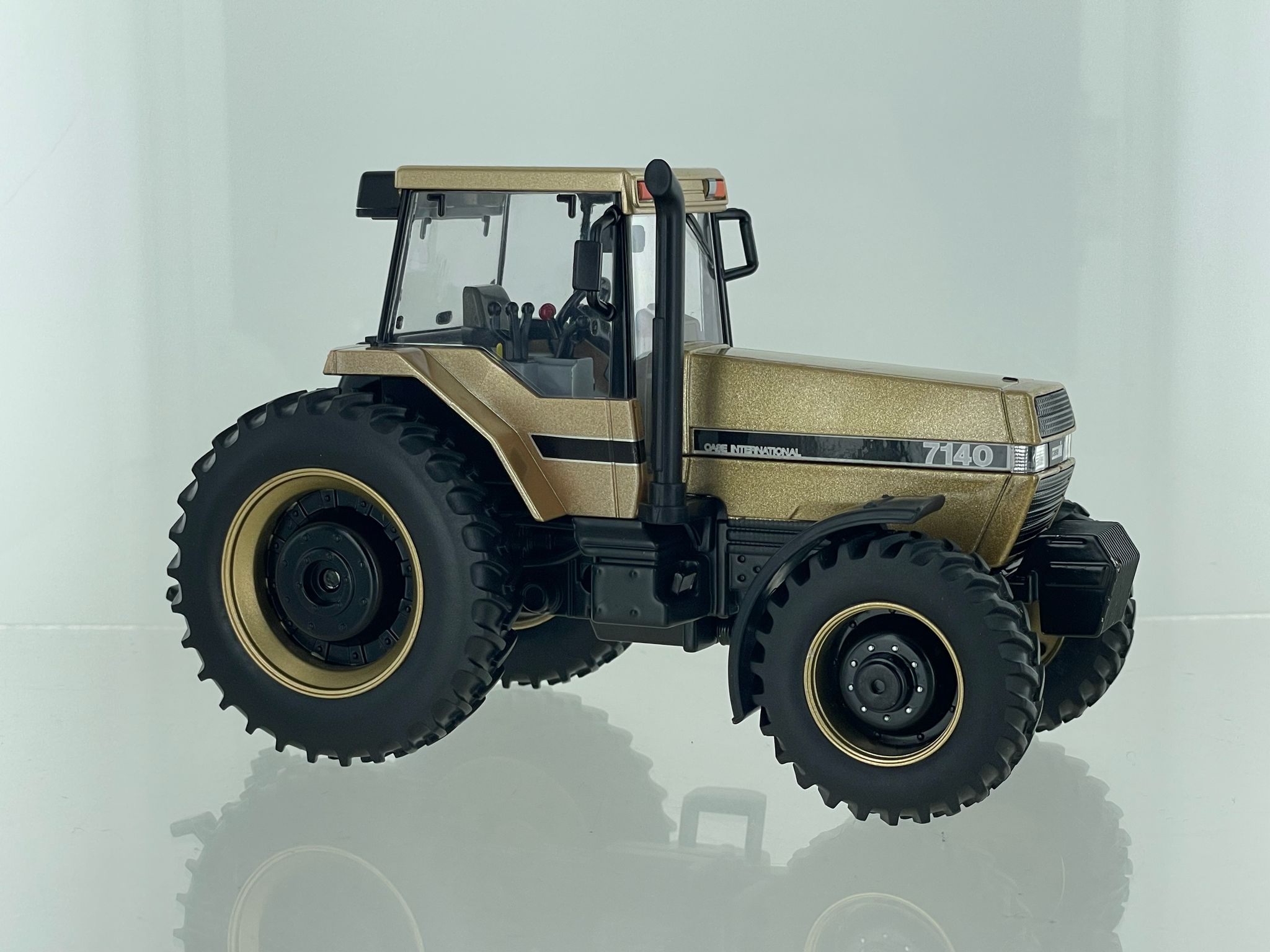 Case IH Magnum 7140 Gold Lim. Edt. Modell von Britains 1:32