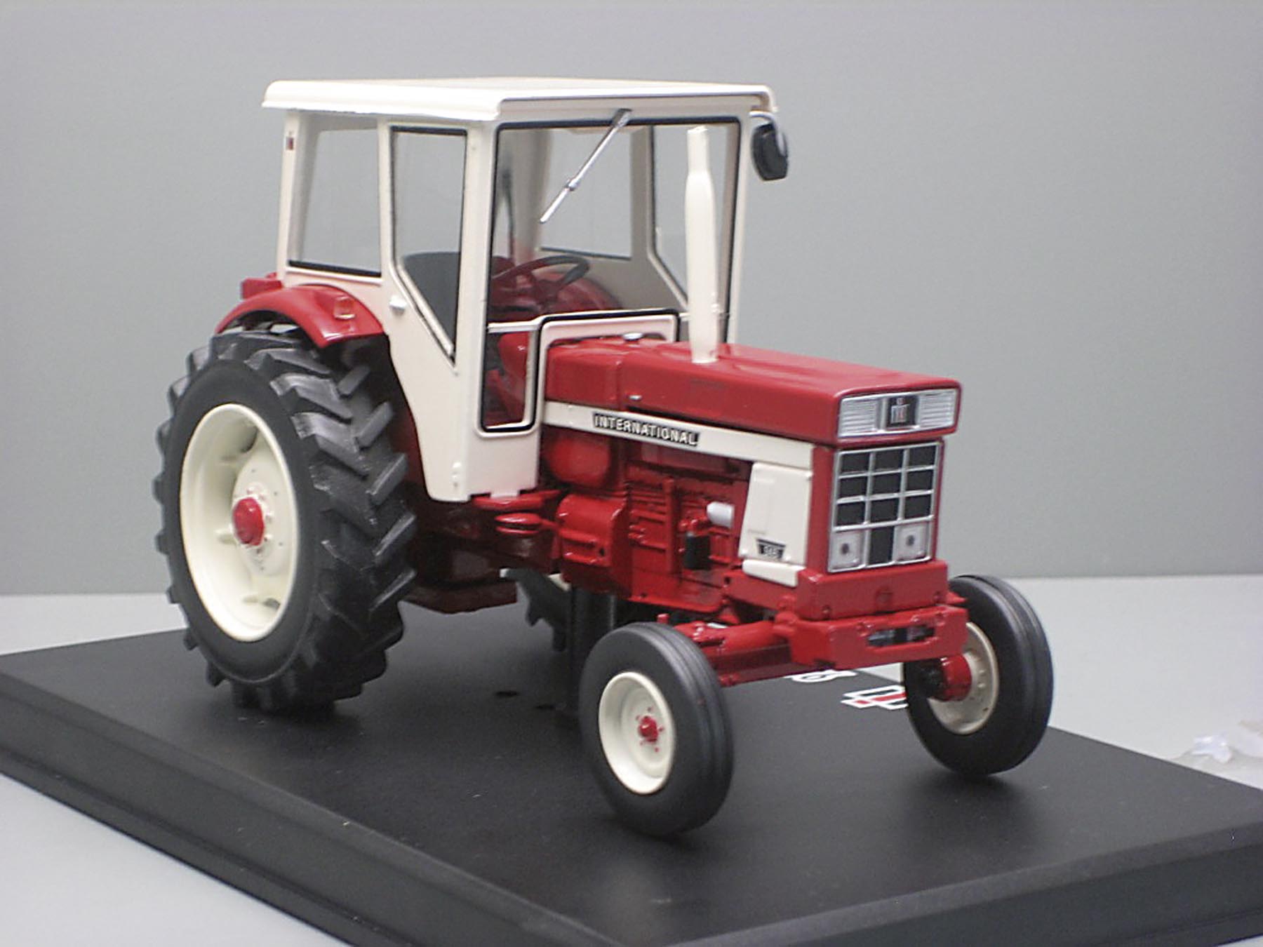 IHC 946 2x4 Modell von Replicagri 1:32