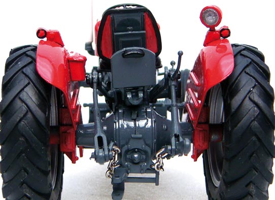 Massey Ferguson 135 (1965) Modell von Universal Hobbies 1:32