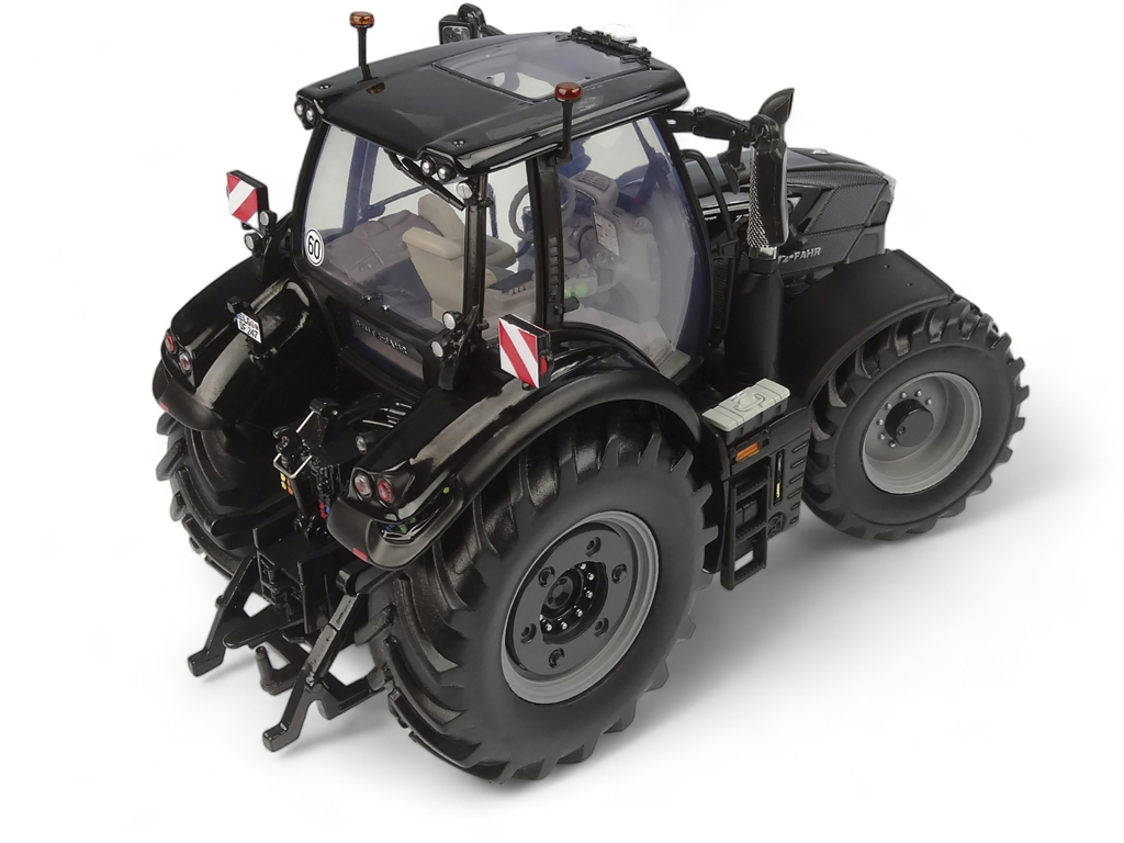 Deutz-Fahr 7250 TTV Warrior Gloss Black Edt. Modell von Universal Hobbies 1:32