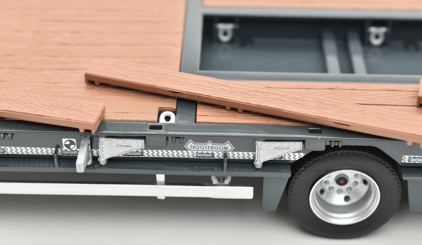 Nooteboom ASDV-40-22 Vierachsdeichseltieflader grau mit Rampen Modell von AT Collections 1:32