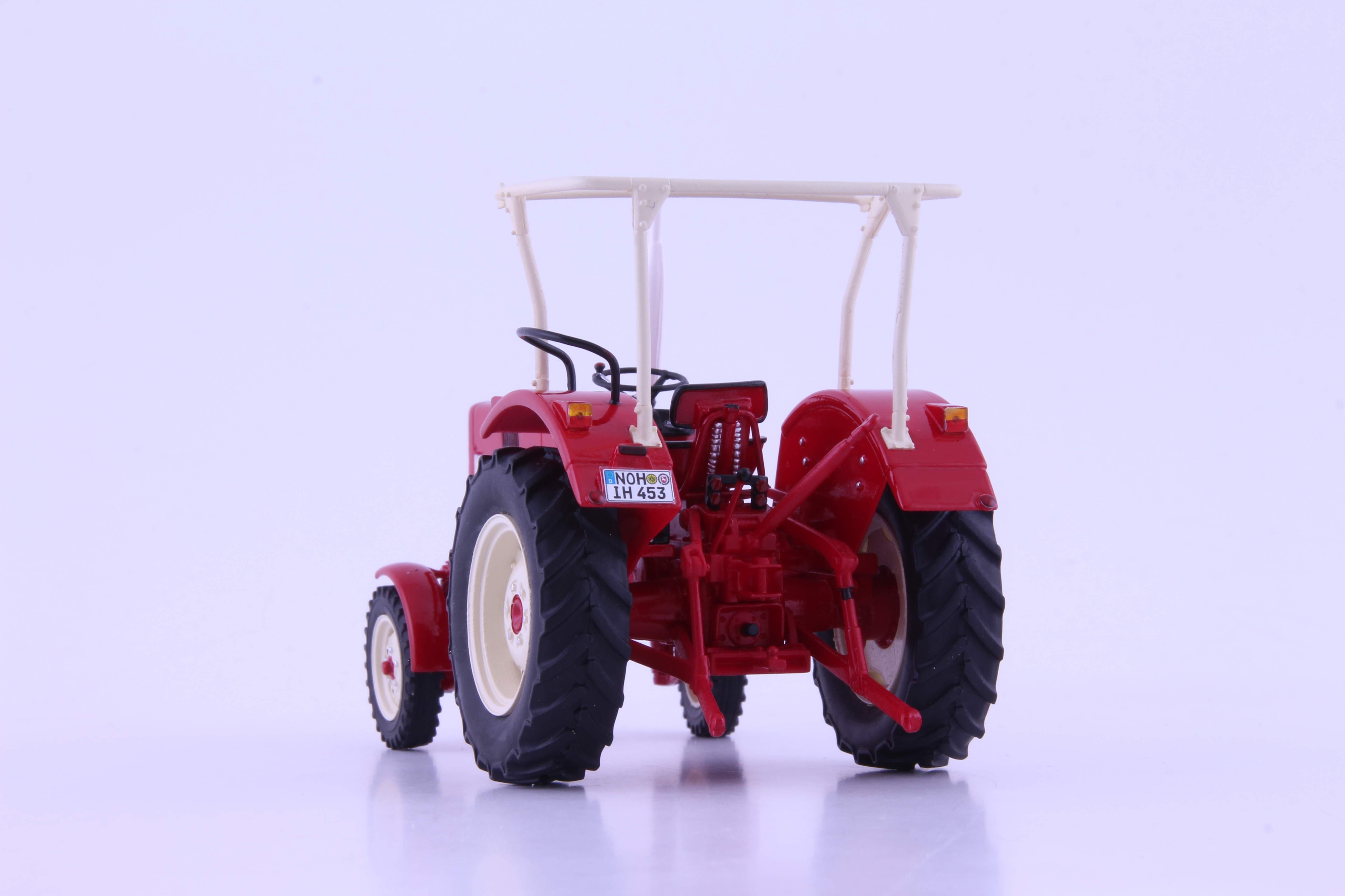 IHC 453 2WD mit Überrollbügel 1st Edition Modell von agrarfox models 1:32