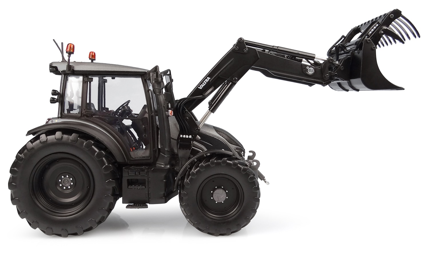 Valtra G135 Frontlader Lim. Edit. Titanium Grey Modell von Universal Hobbies 1:32