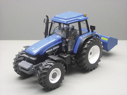 New Holland 8360 mit Godet Dreipunktschaufel in der Fronthydraulik Modell von Replicagri 1:32