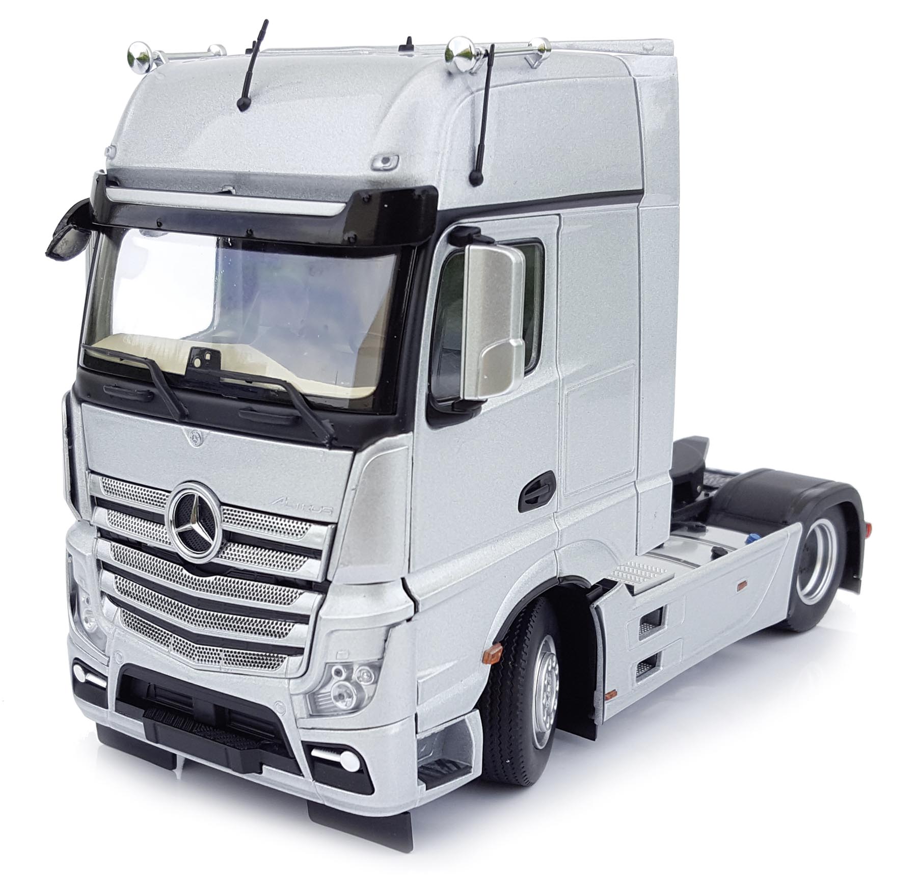 Mercedes-Benz Actros GigaSpace 4 x 2 silber Modell von MarGe Models 1:32