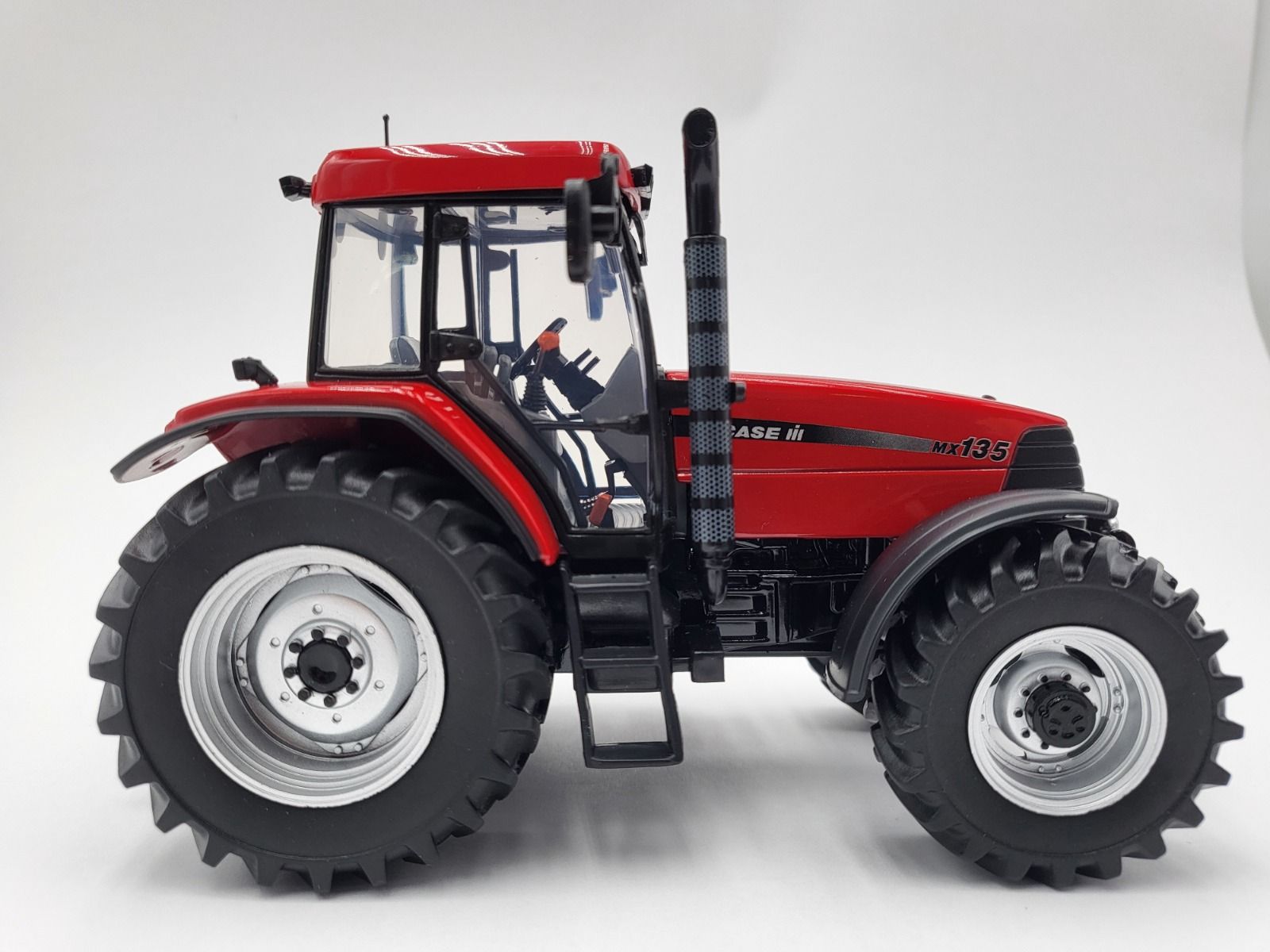 Case IH MX 135 Logo gebogen Lim. Edt. Modell von Universal Hobbies 1:32