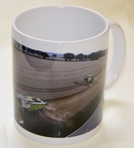 Becher Claas Lexion Mähdrescher mit Schneidwerk