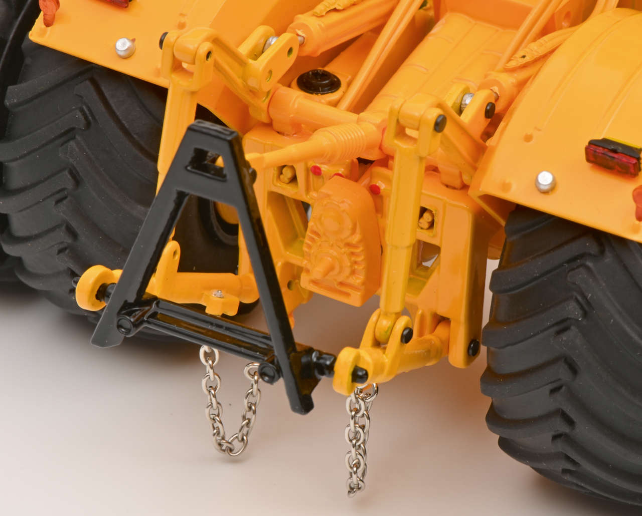 Kirovets K700 A mit Zwillingsbereifung Modell von Schuco 1:32