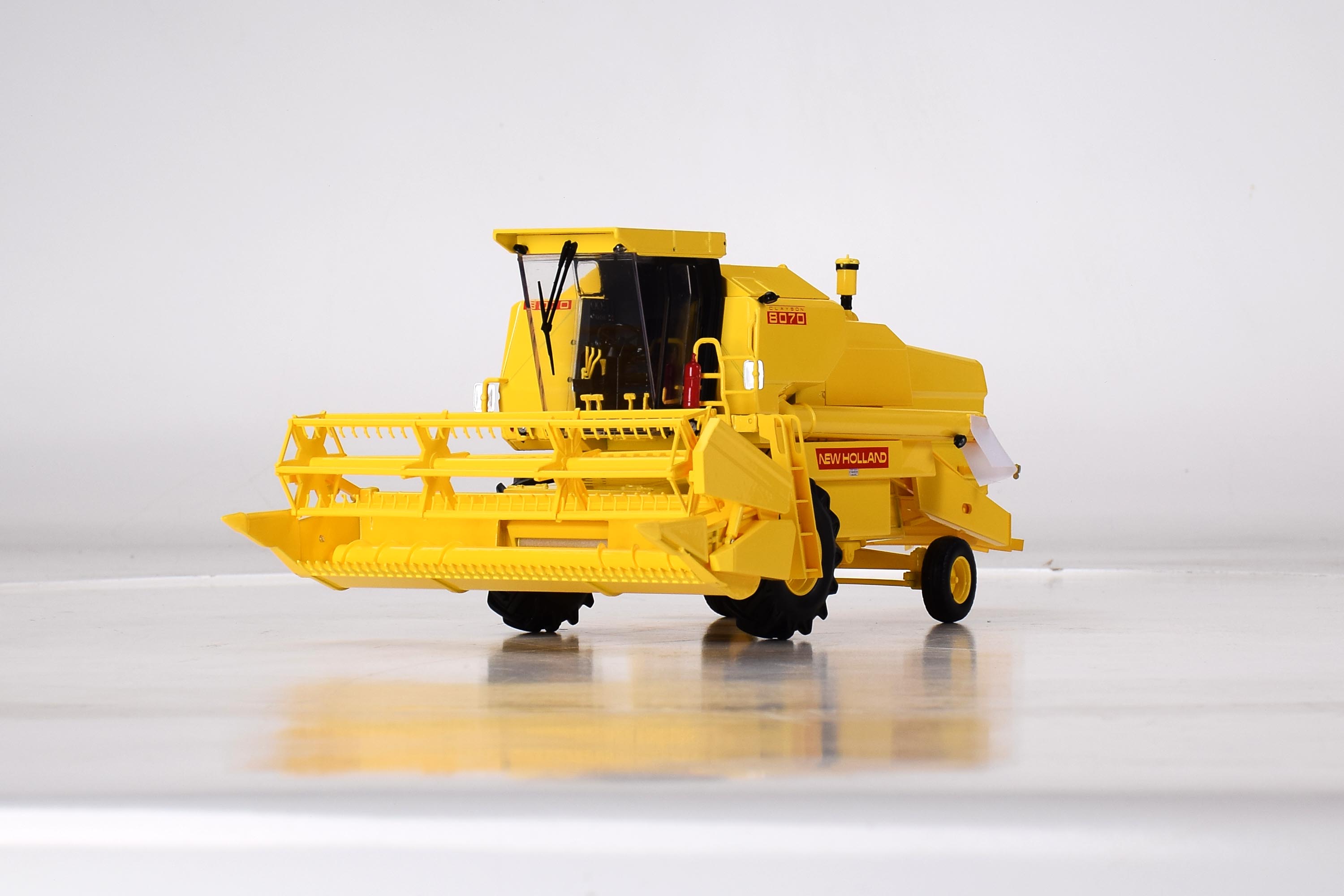 New Holland 8070 mit Kabine Mähdrescher Modell von Replicagri 1:32