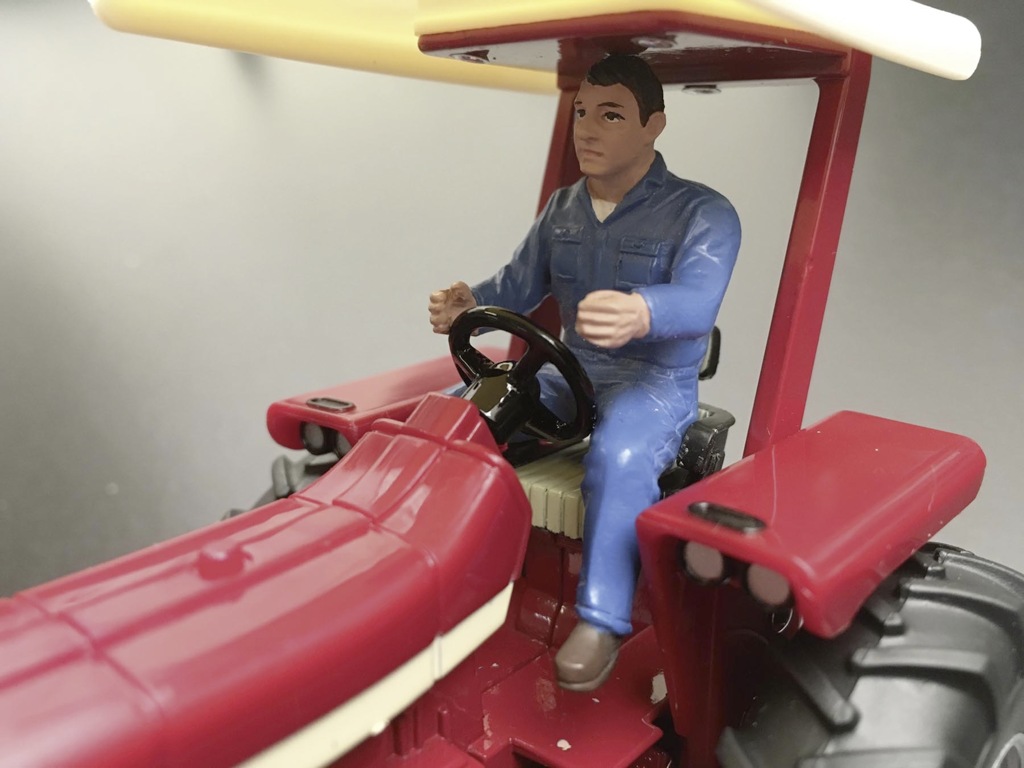 Russel fährt Traktor Modell von AT Collections 1:32