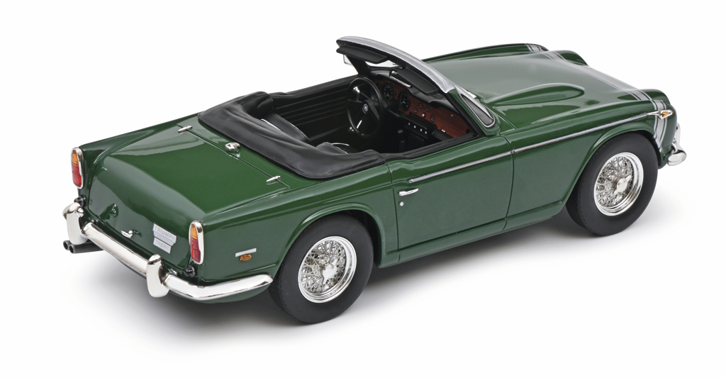 Triumph TR 250 mit geöffnetem Softtop british-racing-green Lim. Edt. Modell von Schuco 1:18