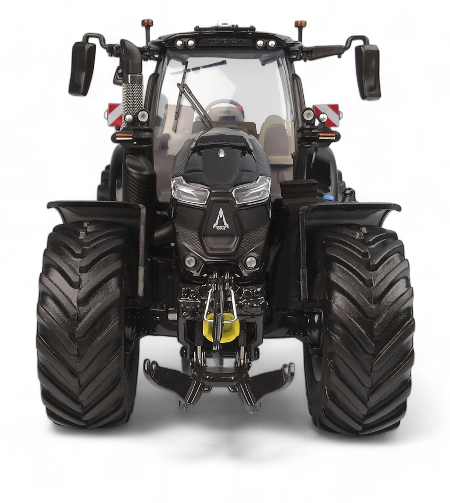 Deutz-Fahr 7250 TTV Warrior Gloss Black Edt. Modell von Universal Hobbies 1:32