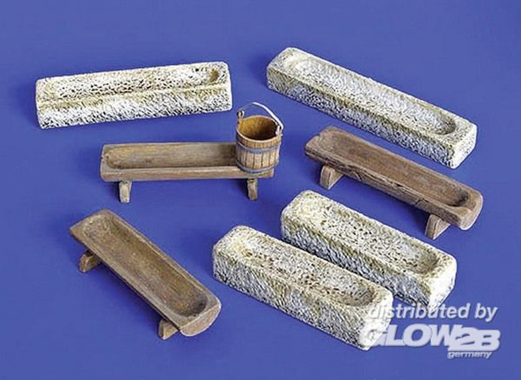 Futtertröge aus Holz (3 St.) und Stein (3 St.) und ein Holzeimer Modell von Plus Model 1:35