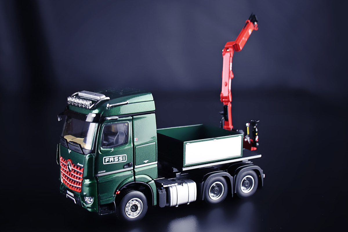 Mercedes-Benz Arocs Streamspace 6x4 mit Fassi F32A Modell von IMC Models 1:50