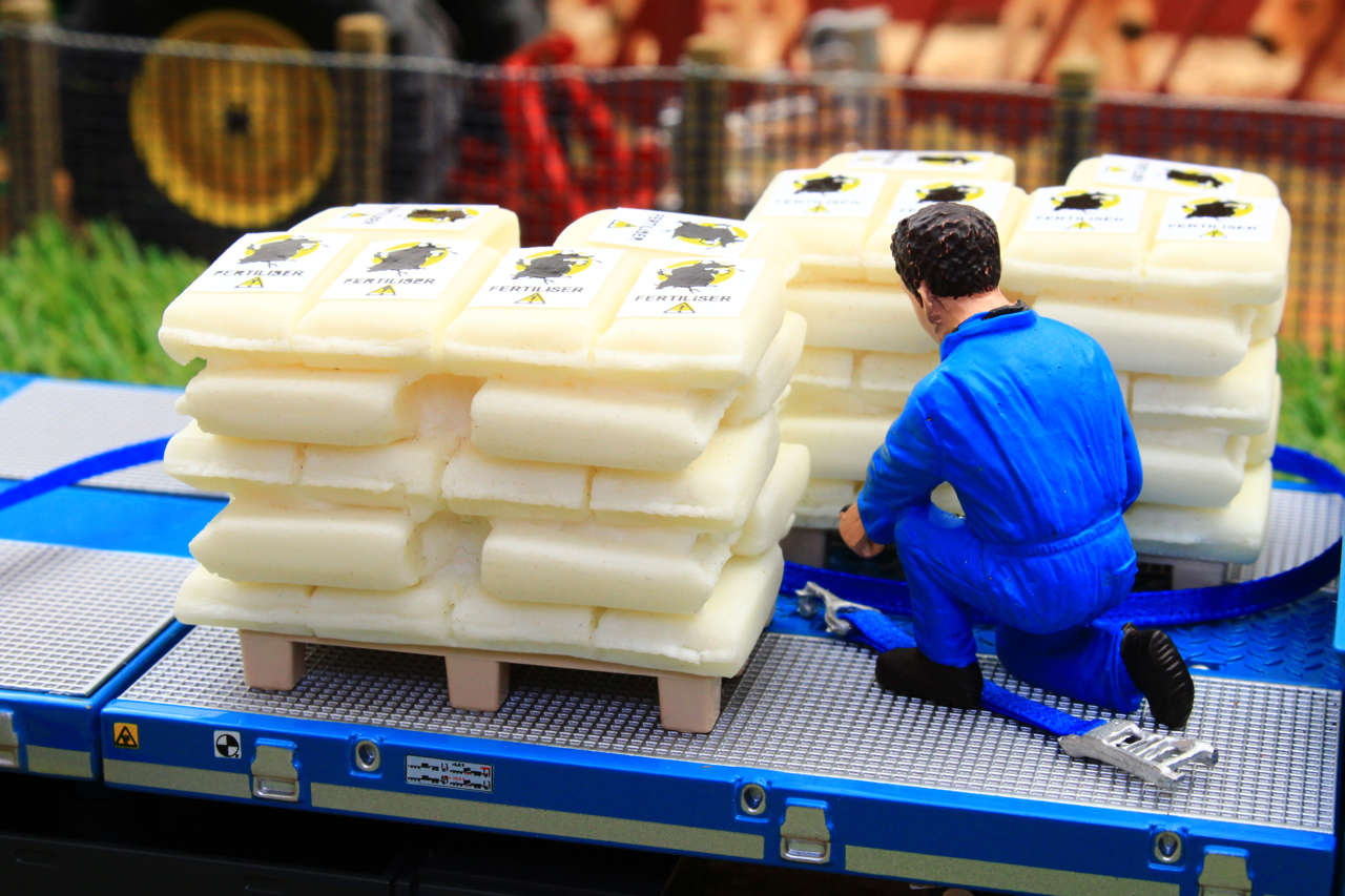 Stapelsäcke auf 2 Paletten  Modell von Brushwood Toys 1:32